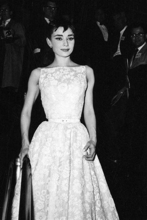 vestito bianco a fiori givenchy di audrey hepburn lingua